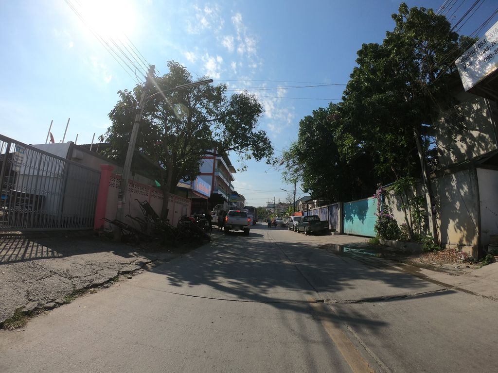 ภาพถนนตรงที่ คุ้มทรัพย์ ขนส่ง ตั้งอยู่ ถ่ายโดย chanuwath_grab พ.ศ. 2562 (2019) · A street-level view of where คุ้มทรัพย์ ขนส่ง · Khumsap Khanasong stands, by chanuwath_grab in 2562 (2019)