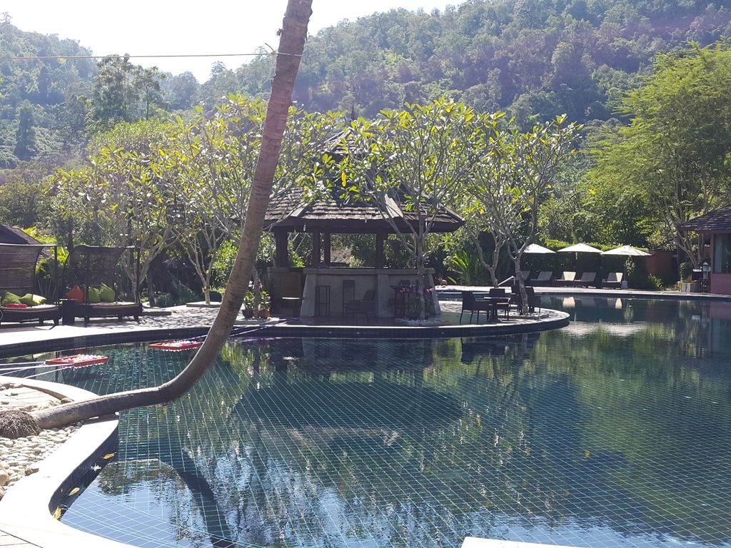 ภาพถนนตรงที่ Rawee-Waree Resort and Spa ตั้งอยู่ ถ่ายโดย jrcarlsen พ.ศ. 2558 (2015) · A street-level view of where Rawee-Waree Resort and Spa stands, by jrcarlsen in 2558 (2015)