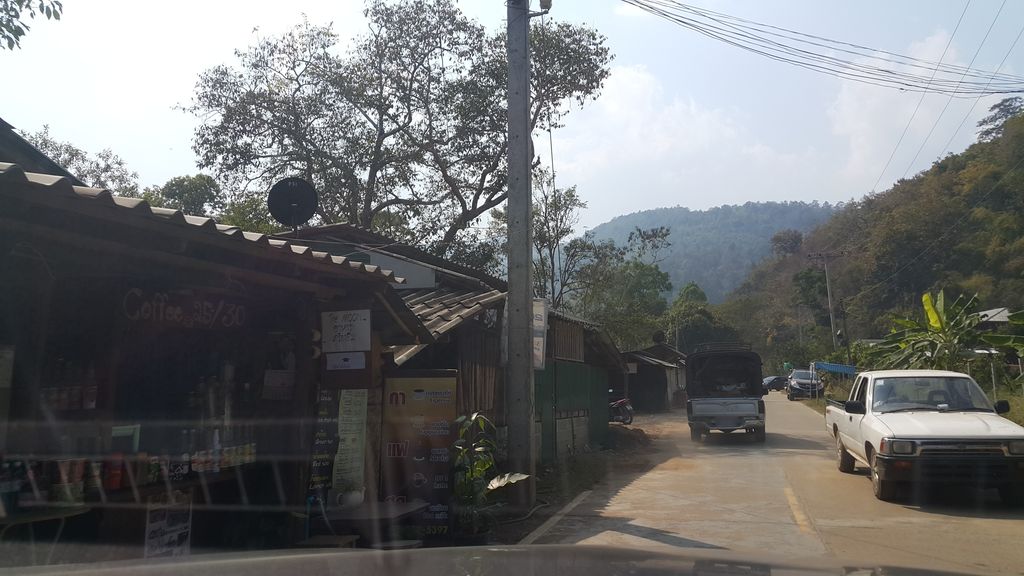 ภาพถนนตรงที่ ร้านกาแฟคุณนาย ตั้งอยู่ ถ่ายโดย jrcarlsen พ.ศ. 2560 (2017) · A street-level view of where ร้านกาแฟคุณนาย · Khunnai Coffee shop stands, by jrcarlsen in 2560 (2017)