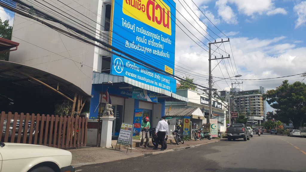 ภาพถนนตรงที่ ร้านปันข้าว จำหน่ายข้าวสาร เนื้อสเต้ก สไลด์ แปรรูป ฮาลาล ตั้งอยู่ ถ่ายโดย jrcarlsen พ.ศ. 2565 (2022) · A street-level view of where ร้านปันข้าว จำหน่ายข้าวสาร เนื้อสเต้ก สไลด์ แปรรูป ฮาลาล · Ran Pan Khao Chamnai Khaosan Nueattek Salai Praerup Halal stands, by jrcarlsen in 2565 (2022)