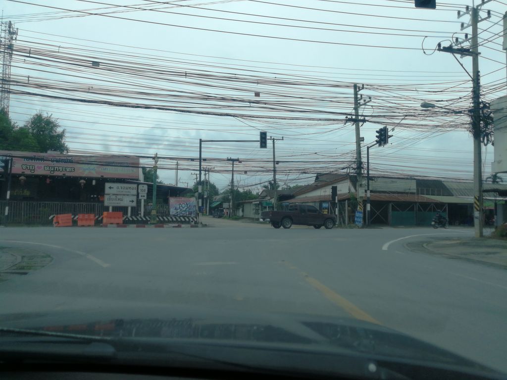 ภาพถนนตรงที่ ดำ ข้าวแห้ง บะหมี่เกี๊ยว หมูแดง หมูกรอบ ตั้งอยู่ ถ่ายโดย chanon พ.ศ. 2561 (2018) · A street-level view of where ดำ ข้าวแห้ง บะหมี่เกี๊ยว หมูแดง หมูกรอบ · Dam Khaohaeng Bamikiao Mudaeng Mukrop stands, by chanon in 2561 (2018)