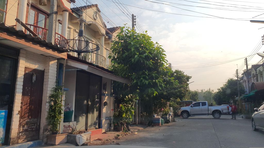 ภาพถนนตรงที่ ร้าน ขาหมูกาแล ตั้งอยู่ ถ่ายโดย jrcarlsen พ.ศ. 2566 (2023) · A street-level view of where ร้าน ขาหมูกาแล · Ran Khamukalae stands, by jrcarlsen in 2566 (2023)