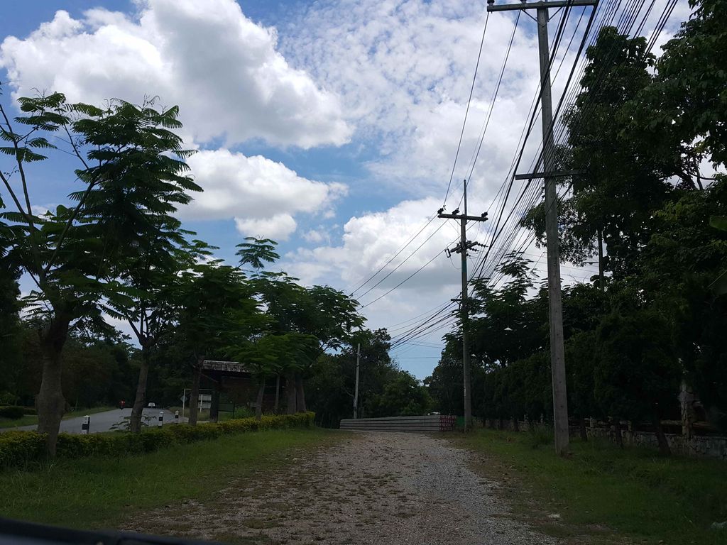 ภาพถนนตรงที่ E-outfitting Valley Resort ตั้งอยู่ ถ่ายโดย jrcarlsen พ.ศ. 2558 (2015) · A street-level view of where E-outfitting Valley Resort stands, by jrcarlsen in 2558 (2015)
