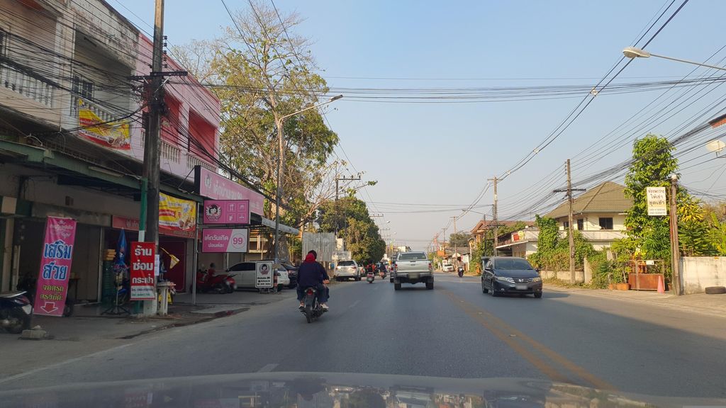 ภาพถนนตรงที่ ร้าน ช่อเอื้องดอกไม้สด เชียงใหม่ ตั้งอยู่ ถ่ายโดย jrcarlsen พ.ศ. 2566 (2023) · A street-level view of where ร้าน ช่อเอื้องดอกไม้สด เชียงใหม่ · Ran Cho Ueang Dokmaisot Chiang Mai stands, by jrcarlsen in 2566 (2023)