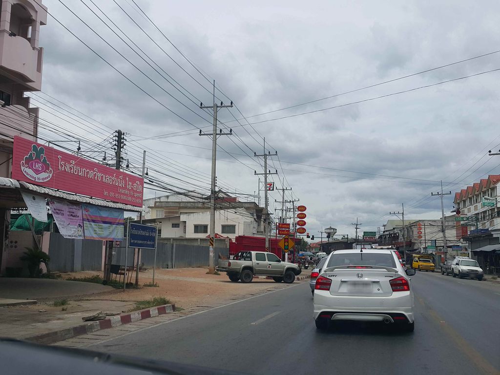 ภาพถนนตรงที่ ตลาดหมู เอ็ม เค สาขาทุ่งเสี้ยว ตั้งอยู่ ถ่ายโดย jrcarlsen พ.ศ. 2558 (2015) · A street-level view of where ตลาดหมู เอ็ม เค สาขาทุ่งเสี้ยว · Mu Em Khe Sakha Thung Siao Market stands, by jrcarlsen in 2558 (2015)