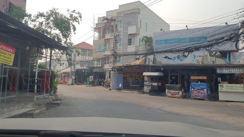 ภาพถนนตรงที่ WEFIX ซ่อมมือถือ & Macbook Chiangmai ตั้งอยู่ ถ่ายโดย jrcarlsen พ.ศ. 2566 (2023) · A street-level view of where WEFIX ซ่อมมือถือ & Macbook Chiangmai stands, by jrcarlsen in 2566 (2023)