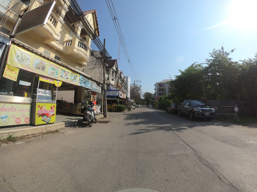 ภาพถนนตรงที่ แอนเค้ก ตั้งอยู่ ถ่ายโดย chanuwath_grab พ.ศ. 2562 (2019) · A street-level view of where แอนเค้ก · Aenkhek stands, by chanuwath_grab in 2562 (2019)