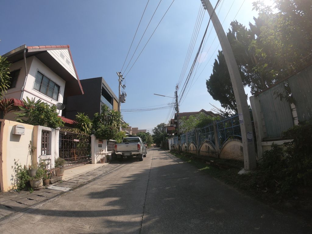 ภาพถนนตรงที่ บ้านทิพยาบำบัด ตั้งอยู่ ถ่ายโดย chanuwath_grab พ.ศ. 2562 (2019) · A street-level view of where บ้านทิพยาบำบัด · Ban Thip Ya Bambat stands, by chanuwath_grab in 2562 (2019)