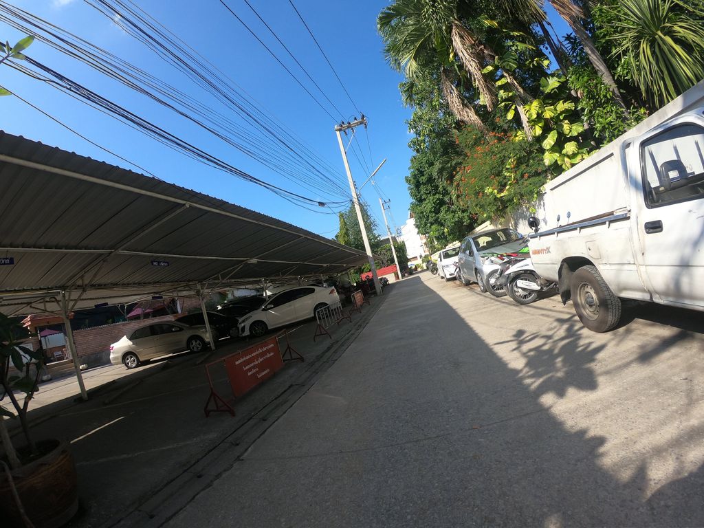 ภาพถนนตรงที่ 清邁門市場 ตั้งอยู่ ถ่ายโดย chanuwath_grab พ.ศ. 2562 (2019) · A street-level view of where 清邁門市場 stands, by chanuwath_grab in 2562 (2019)