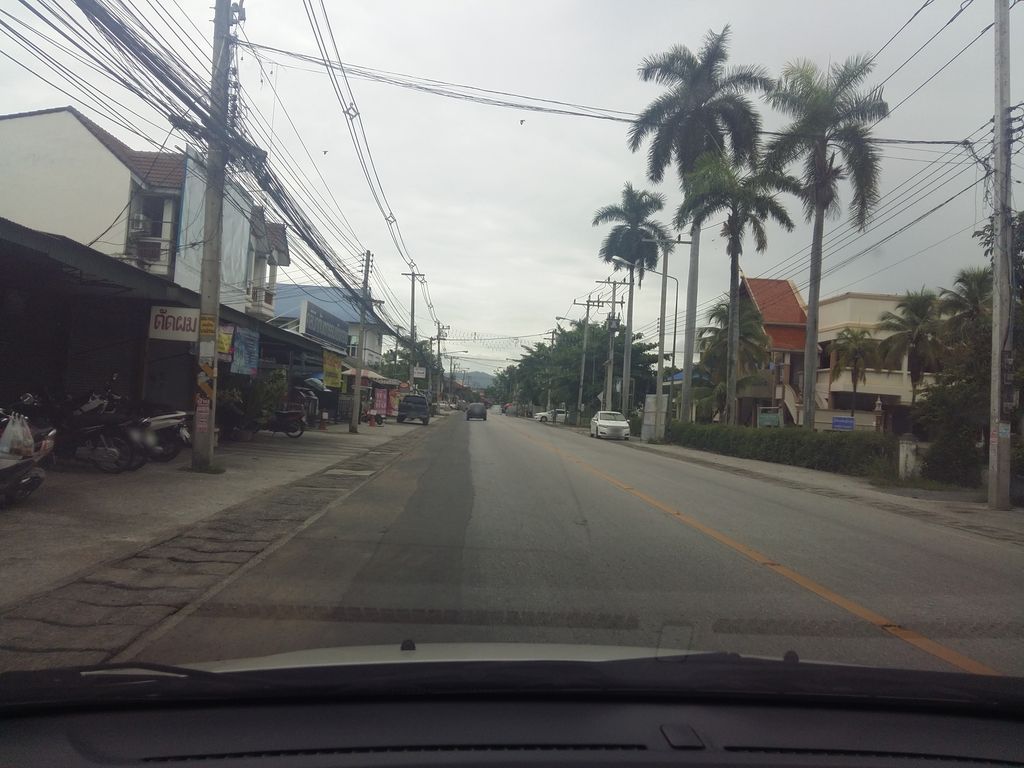 ภาพถนนตรงที่ ต้อยอาหารตามสั่ง ตั้งอยู่ ถ่ายโดย noochjaree พ.ศ. 2561 (2018) · A street-level view of where ต้อยอาหารตามสั่ง · Toi Ahantamsang stands, by noochjaree in 2561 (2018)
