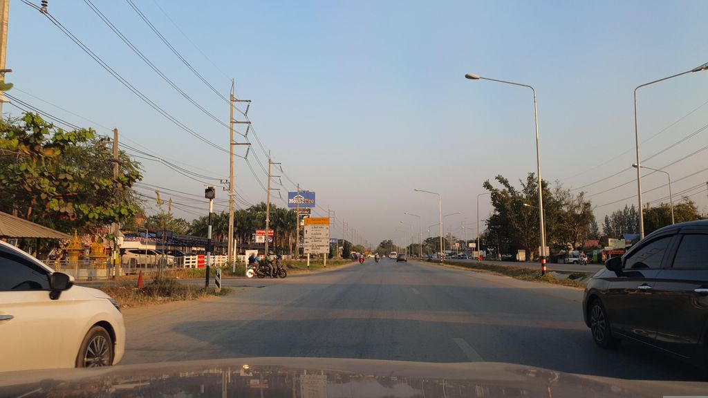 ภาพถนนตรงที่ ล้านนั่งยิ้ม ตั้งอยู่ ถ่ายโดย jrcarlsen พ.ศ. 2566 (2023) · A street-level view of where ล้านนั่งยิ้ม · Lannangyim stands, by jrcarlsen in 2566 (2023)