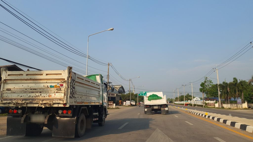ภาพถนนตรงที่ ย่าง ณ วันวาน ตั้งอยู่ ถ่ายโดย jrcarlsen พ.ศ. 2565 (2022) · A street-level view of where ย่าง ณ วันวาน · Yang Na Wanwan stands, by jrcarlsen in 2565 (2022)