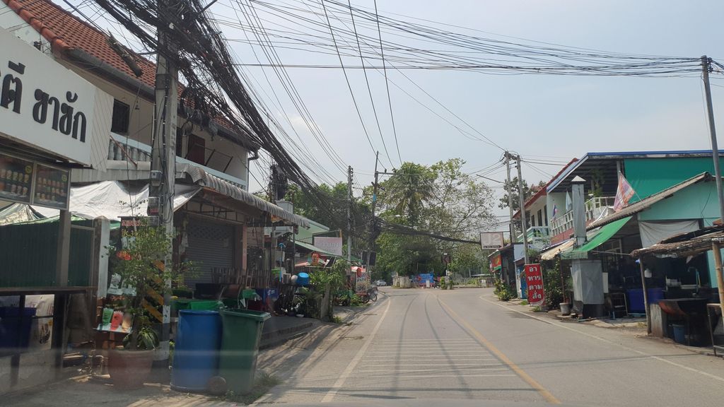 ภาพถนนตรงที่ รสสมใจคอฟฟี่ Ros Som Jai Coffee ตั้งอยู่ ถ่ายโดย jrcarlsen พ.ศ. 2565 (2022) · A street-level view of where รสสมใจคอฟฟี่ Ros Som Jai Coffee stands, by jrcarlsen in 2565 (2022)
