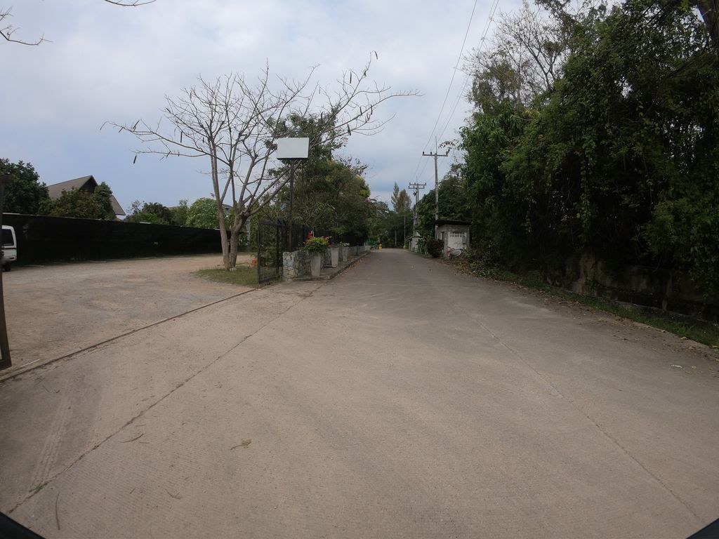 ภาพถนนตรงที่ autuus studio ตั้งอยู่ ถ่ายโดย chanuwath_grab พ.ศ. 2562 (2019) · A street-level view of where autuus studio stands, by chanuwath_grab in 2562 (2019)