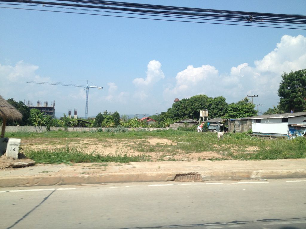 ภาพถนนตรงที่ คลินิกหมอชูชาติ ตั้งอยู่ ถ่ายโดย jimwatana พ.ศ. 2558 (2015) · A street-level view of where คลินิกหมอชูชาติ · Mo Chu Chati Clinic stands, by jimwatana in 2558 (2015)
