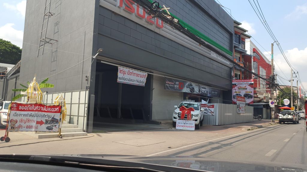 ภาพถนนตรงที่ Isuzu Sala Faster ตั้งอยู่ ถ่ายโดย jrcarlsen พ.ศ. 2565 (2022) · A street-level view of where Isuzu Sala Faster stands, by jrcarlsen in 2565 (2022)