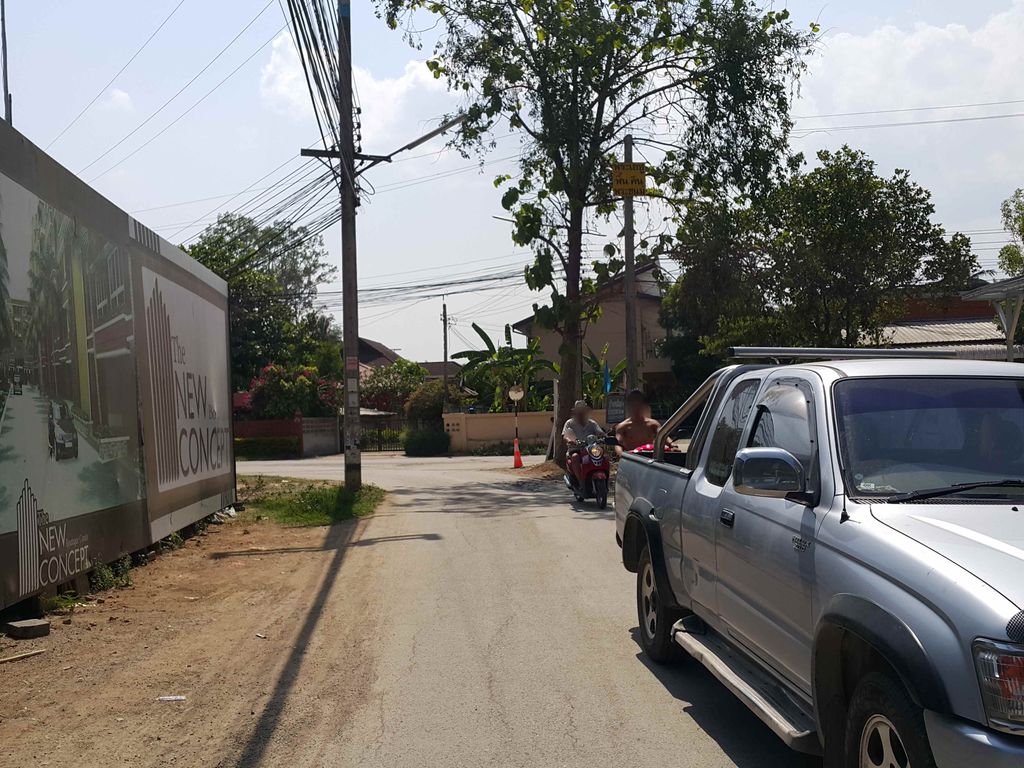 ภาพถนนตรงที่ Jennalee Luxury Chiang Mai ตั้งอยู่ ถ่ายโดย jrcarlsen พ.ศ. 2558 (2015) · A street-level view of where Jennalee Luxury Chiang Mai stands, by jrcarlsen in 2558 (2015)