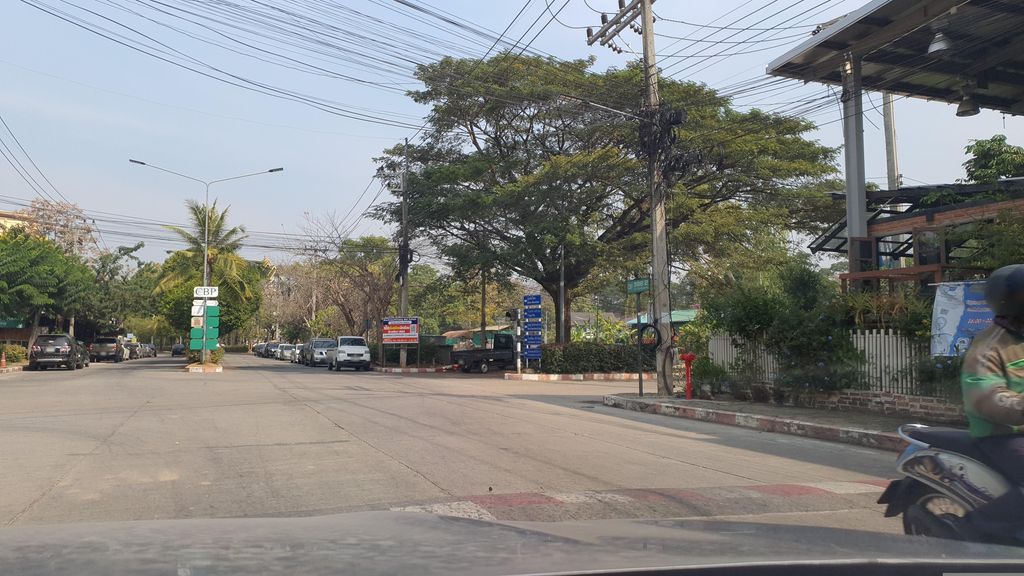 ภาพถนนตรงที่ สำนักงานนิติบุคคลอาคารชุด เดอะจิ๊กซอว์ คอนโดมิเนียม ตั้งอยู่ ถ่ายโดย jrcarlsen พ.ศ. 2566 (2023) · A street-level view of where สำนักงานนิติบุคคลอาคารชุด เดอะจิ๊กซอว์ คอนโดมิเนียม · Samnakngan Nitibukkhon Akhan Chut The Jigsaw Condominium stands, by jrcarlsen in 2566 (2023)