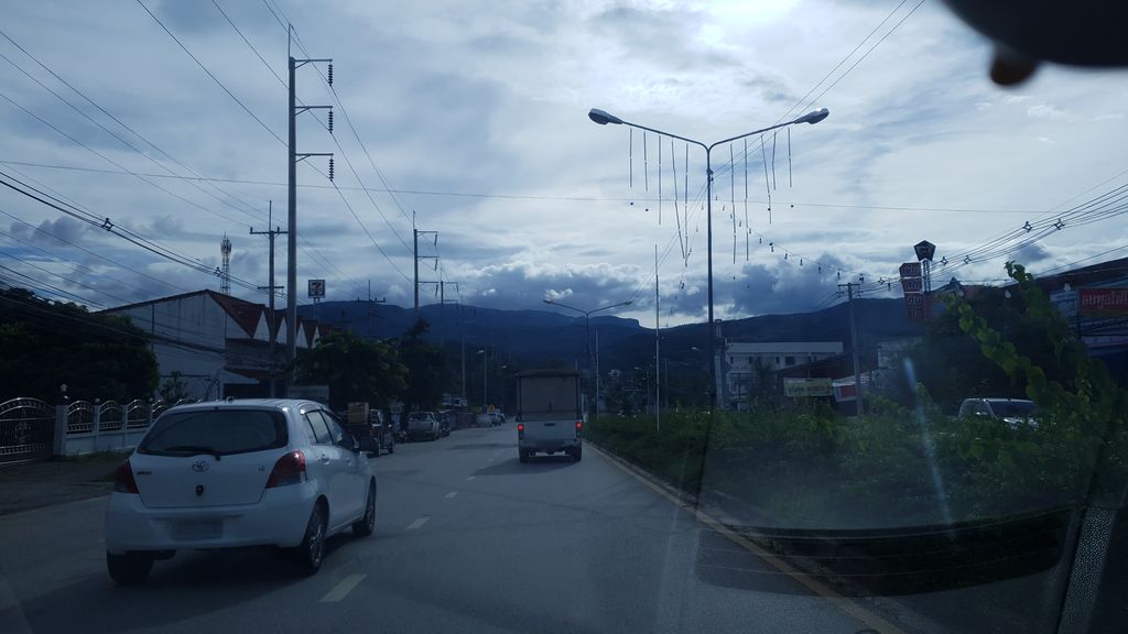 ภาพถนนตรงที่ ขนมจีนโชคดี มีนา ตั้งอยู่ ถ่ายโดย silamanee พ.ศ. 2561 (2018) · A street-level view of where ขนมจีนโชคดี มีนา · Khanomchinchokdi Mina stands, by silamanee in 2561 (2018)