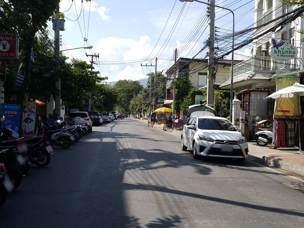 ภาพถนนตรงที่ Dino's Design ตั้งอยู่ ถ่ายโดย jrcarlsen พ.ศ. 2558 (2015) · A street-level view of where Dino's Design stands, by jrcarlsen in 2558 (2015)