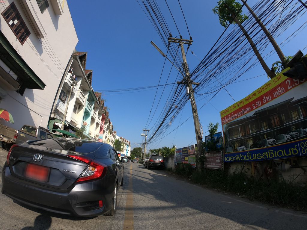 ภาพถนนตรงที่ Maerim Ceramic Studio ตั้งอยู่ ถ่ายโดย chanuwath_grab พ.ศ. 2562 (2019) · A street-level view of where Maerim Ceramic Studio stands, by chanuwath_grab in 2562 (2019)