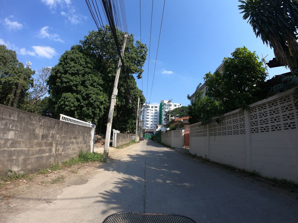 ภาพถนนตรงที่ ประพาสคอร์ท ตั้งอยู่ ถ่ายโดย chanuwath_grab พ.ศ. 2562 (2019) · A street-level view of where ประพาสคอร์ท · Praphatkhot stands, by chanuwath_grab in 2562 (2019)