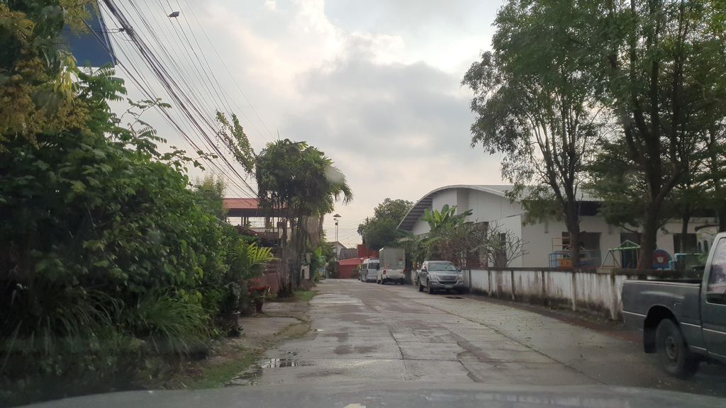 ภาพถนนตรงที่ Dr.Krit Aesthetic Clinic เชียงใหม่ ตั้งอยู่ ถ่ายโดย jrcarlsen พ.ศ. 2565 (2022) · A street-level view of where Dr.Krit Aesthetic Clinic เชียงใหม่ stands, by jrcarlsen in 2565 (2022)