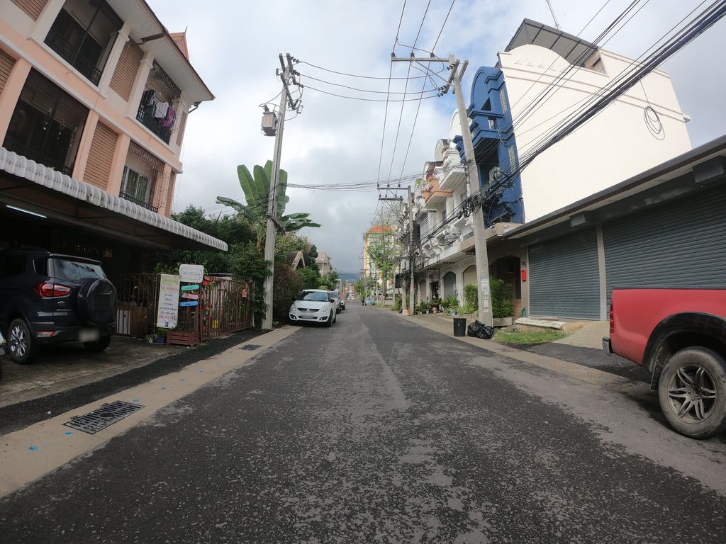 ภาพถนนตรงที่ N-zine barbershop ตั้งอยู่ ถ่ายโดย chanuwath_grab พ.ศ. 2562 (2019) · A street-level view of where N-zine barbershop stands, by chanuwath_grab in 2562 (2019)