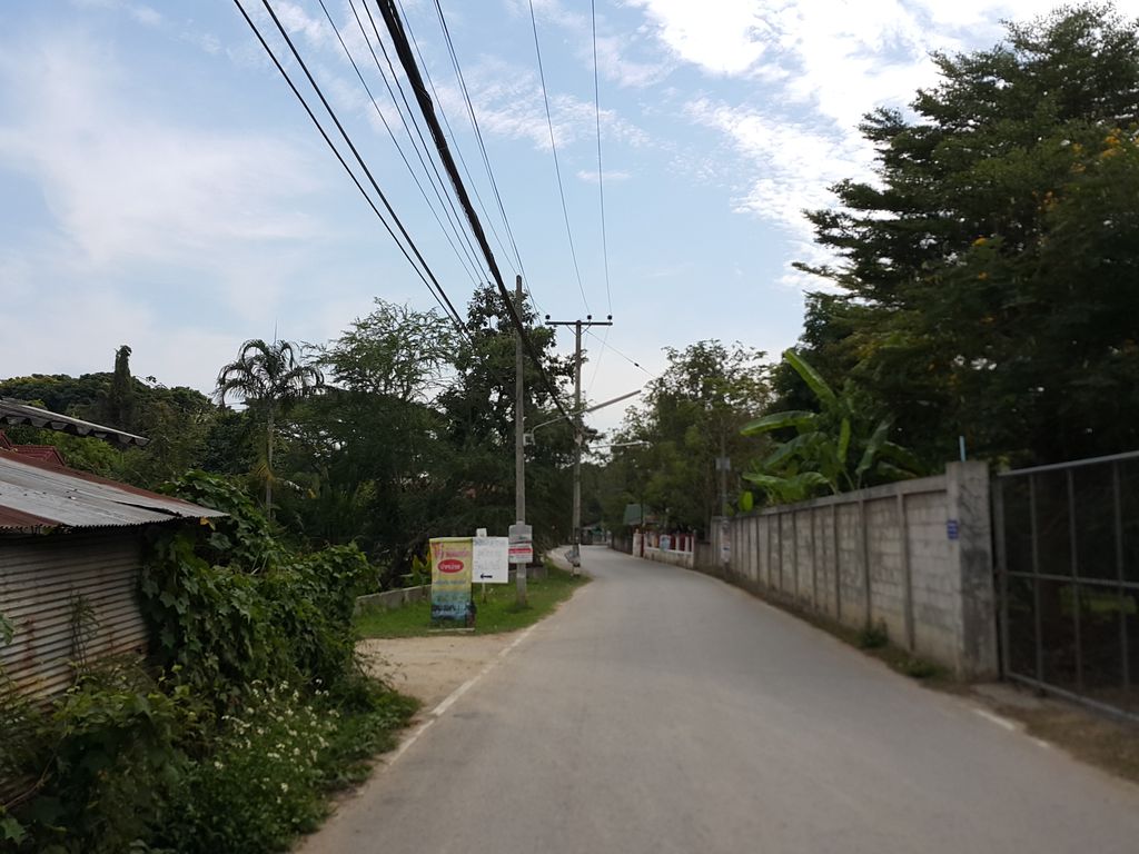ภาพถนนตรงที่ New Q Bar Garden ตั้งอยู่ ถ่ายโดย jrcarlsen พ.ศ. 2558 (2015) · A street-level view of where New Q Bar Garden stands, by jrcarlsen in 2558 (2015)
