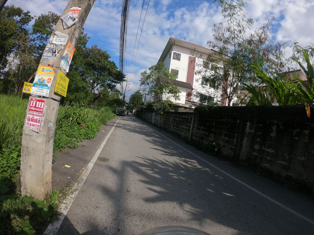 ภาพถนนตรงที่ หอพัก เอส.เอ.คอร์ท ตั้งอยู่ ถ่ายโดย chanuwath_grab พ.ศ. 2562 (2019) · A street-level view of where หอพัก เอส.เอ.คอร์ท · S.A.Court Dormitory stands, by chanuwath_grab in 2562 (2019)
