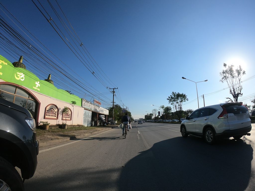 ภาพถนนตรงที่ หมูทอดดึกดำบรรพ์-รวมโชค ตั้งอยู่ ถ่ายโดย chanuwath_grab พ.ศ. 2562 (2019) · A street-level view of where หมูทอดดึกดำบรรพ์-รวมโชค · Mutot Duekdambron-ruamchok stands, by chanuwath_grab in 2562 (2019)