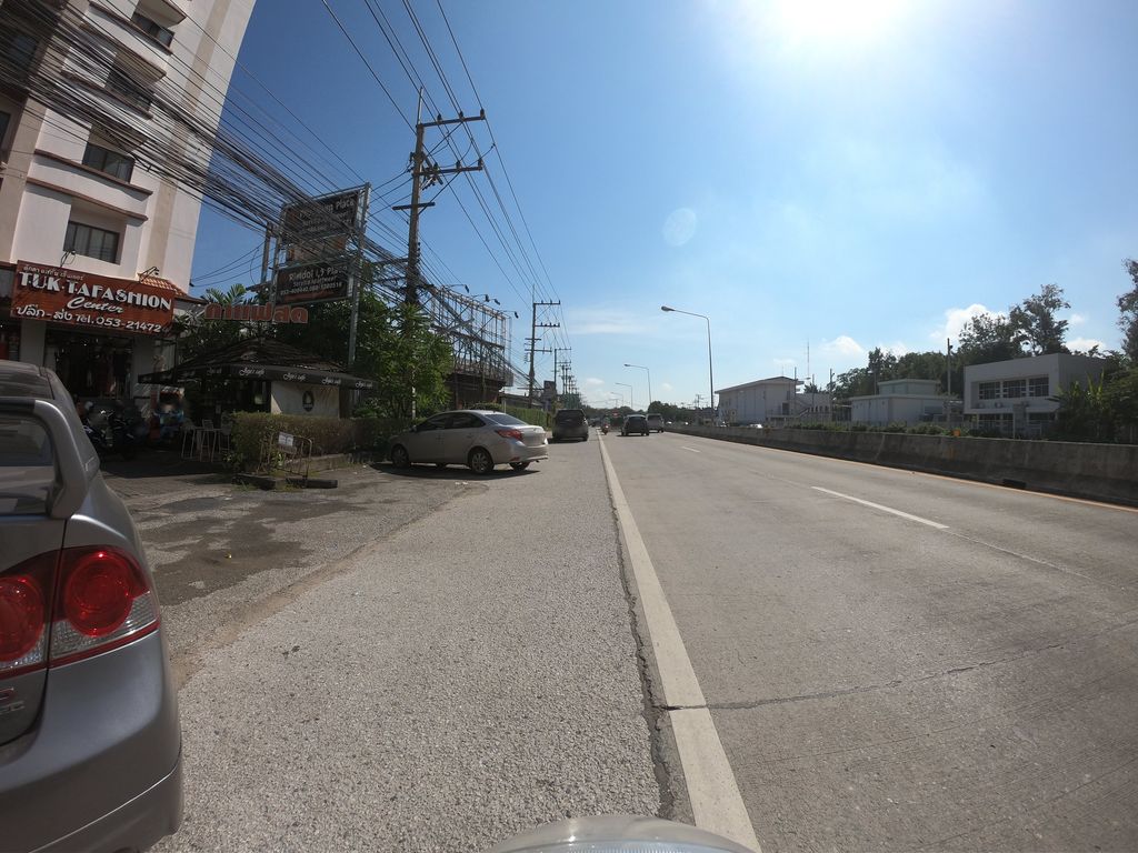 ภาพถนนตรงที่ Shaker Consult ตั้งอยู่ ถ่ายโดย chanuwath_grab พ.ศ. 2562 (2019) · A street-level view of where Shaker Consult stands, by chanuwath_grab in 2562 (2019)