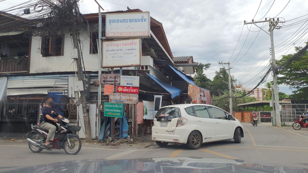 ภาพถนนตรงที่ ข้าวซอยป้าน้อย ส้มตำญาญ่า ตั้งอยู่ ถ่ายโดย jrcarlsen พ.ศ. 2564 (2021) · A street-level view of where ข้าวซอยป้าน้อย ส้มตำญาญ่า · Khao Soi Panya Som Tam Yaya stands, by jrcarlsen in 2564 (2021)