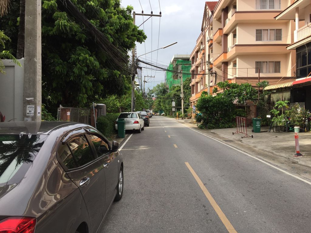 ภาพถนนตรงที่ คริสตจักรไทยพลับพลา-Thai Tabernacle Church ตั้งอยู่ ถ่ายโดย alvinsj พ.ศ. 2560 (2017) · A street-level view of where คริสตจักรไทยพลับพลา-Thai Tabernacle Church stands, by alvinsj in 2560 (2017)