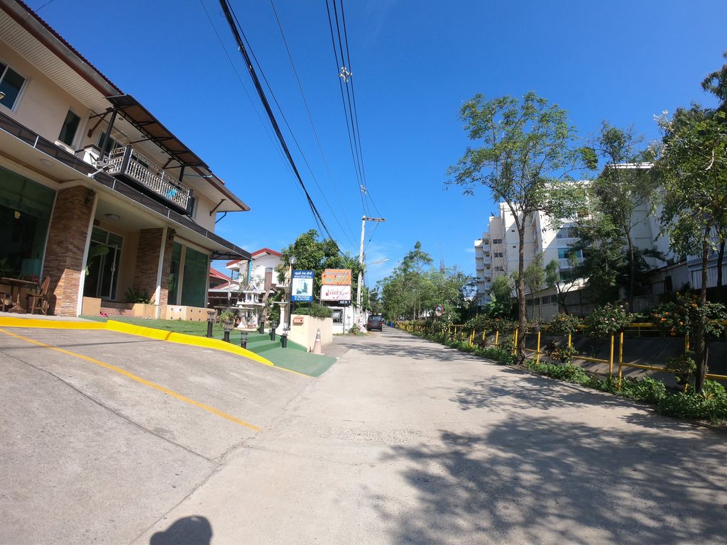 ภาพถนนตรงที่ Lash Berries ตั้งอยู่ ถ่ายโดย chanuwath_grab พ.ศ. 2562 (2019) · A street-level view of where Lash Berries stands, by chanuwath_grab in 2562 (2019)