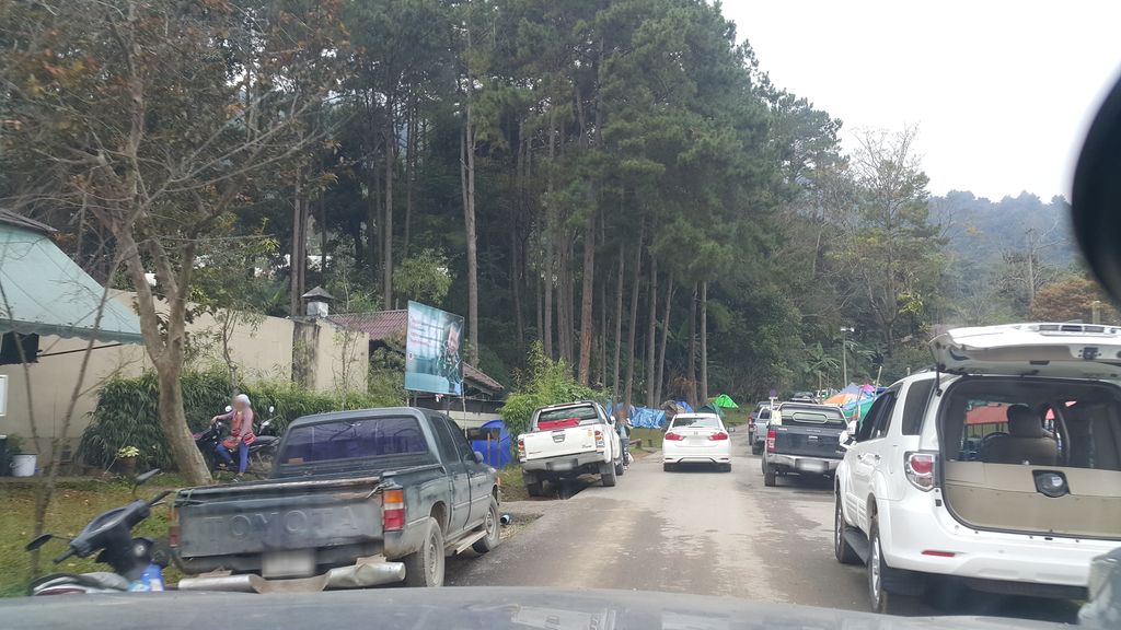 ภาพถนนตรงที่ ครัวริมธาร ตั้งอยู่ ถ่ายโดย jrcarlsen พ.ศ. 2561 (2018) · A street-level view of where ครัวริมธาร · Khruarimthan stands, by jrcarlsen in 2561 (2018)