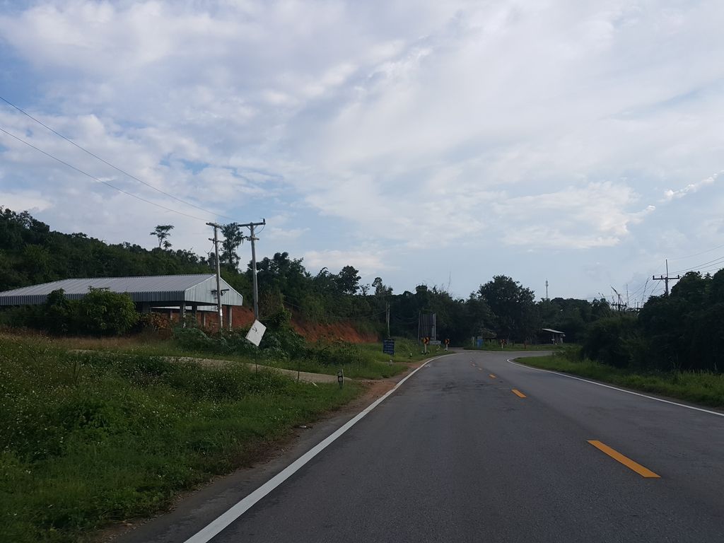 ภาพถนนตรงที่ ภูผลทองพานิช ตั้งอยู่ ถ่ายโดย jrcarlsen พ.ศ. 2558 (2015) · A street-level view of where ภูผลทองพานิช · Phuphlathongphanit stands, by jrcarlsen in 2558 (2015)