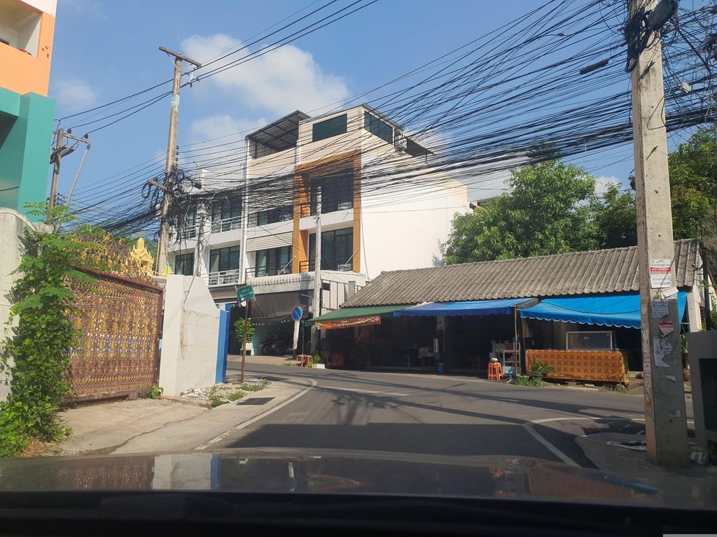 ภาพถนนตรงที่ คิดถึงนะเตี๋ยว ตั้งอยู่ ถ่ายโดย jrcarlsen พ.ศ. 2566 (2023) · A street-level view of where คิดถึงนะเตี๋ยว · Khitthueng Na Tiao stands, by jrcarlsen in 2566 (2023)