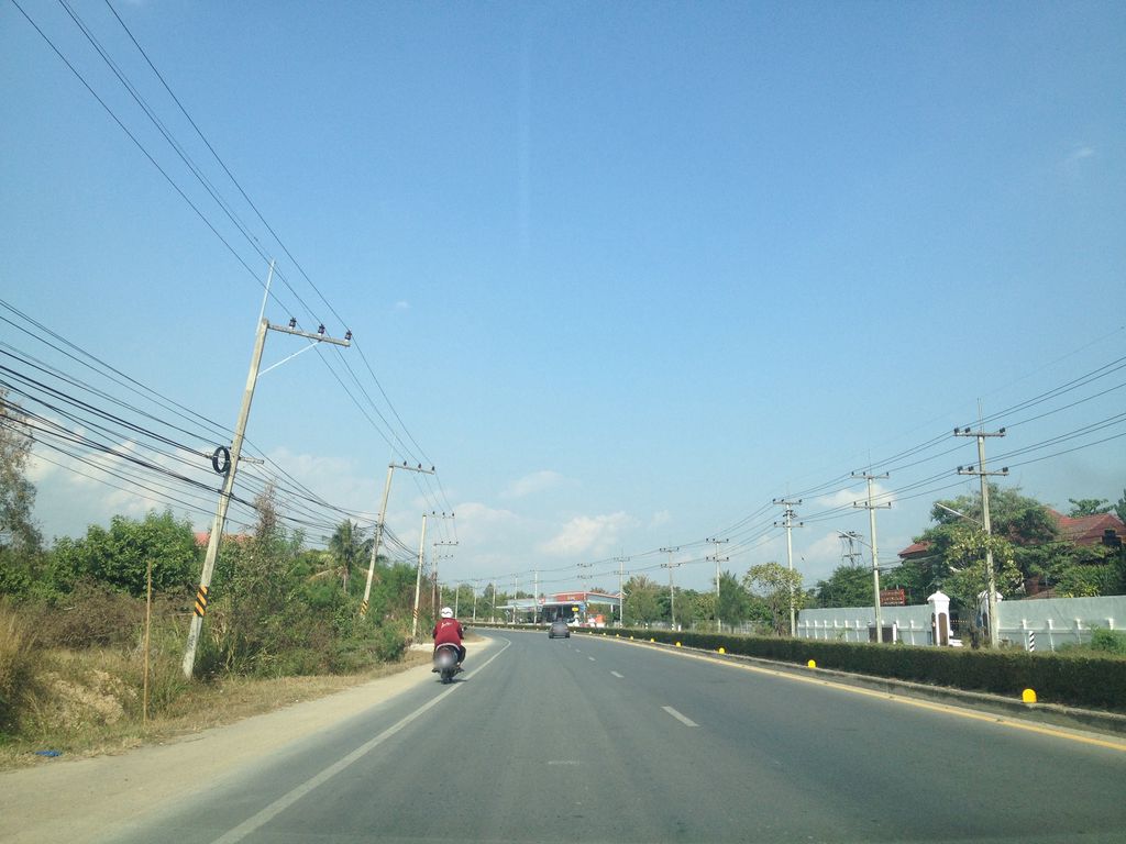 ภาพถนนตรงที่ คลินิกรักษาสัตว์หมอนุกสันป่าตอง ตั้งอยู่ ถ่ายโดย jimwatana พ.ศ. 2558 (2015) · A street-level view of where คลินิกรักษาสัตว์หมอนุกสันป่าตอง · Raksasat Mo Nuk San Pa Tong Clinic stands, by jimwatana in 2558 (2015)