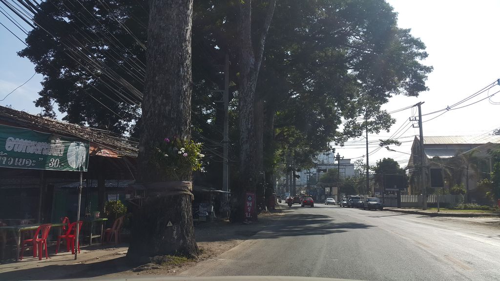 ภาพถนนตรงที่ OK Bigbike ตั้งอยู่ ถ่ายโดย jrcarlsen พ.ศ. 2559 (2016) · A street-level view of where OK Bigbike stands, by jrcarlsen in 2559 (2016)
