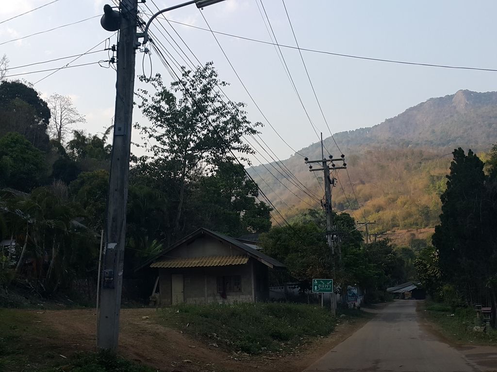 ภาพถนนตรงที่ ม่อนแดโพ แคมป์ ตั้งอยู่ ถ่ายโดย jrcarlsen พ.ศ. 2559 (2016) · A street-level view of where ม่อนแดโพ แคมป์ · Mon Daepho Camp stands, by jrcarlsen in 2559 (2016)