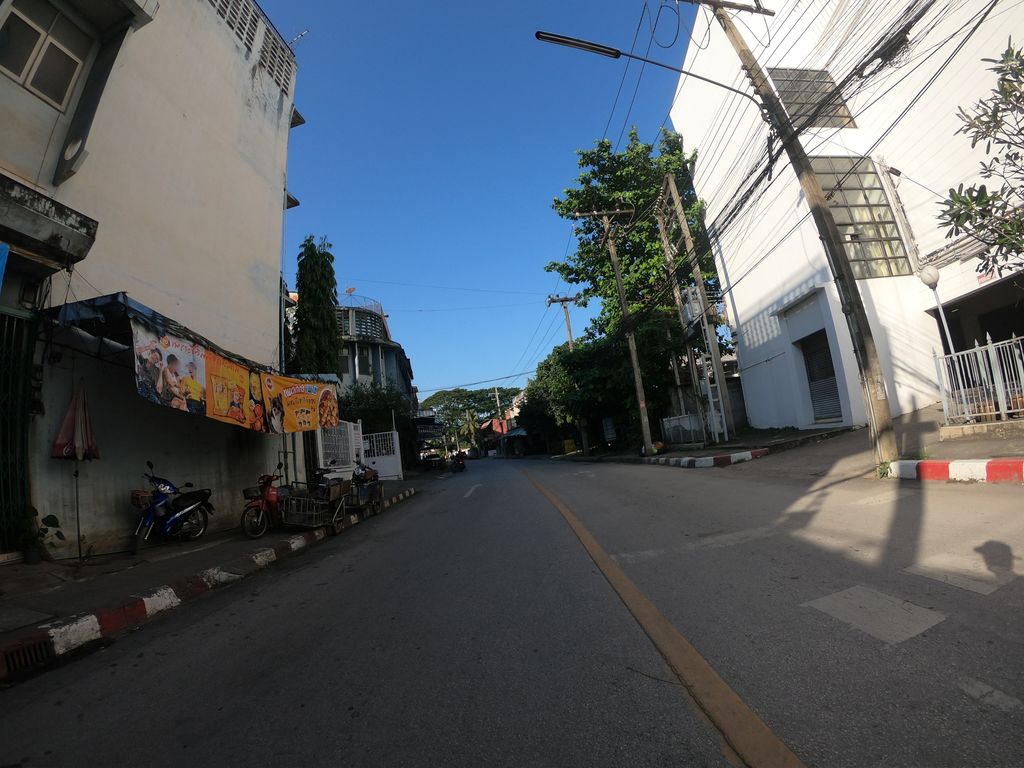 ภาพถนนตรงที่ ธนาคารกรุงไทย ตั้งอยู่ ถ่ายโดย chanuwath_grab พ.ศ. 2562 (2019) · A street-level view of where ธนาคารกรุงไทย · Krungthai Bank stands, by chanuwath_grab in 2562 (2019)