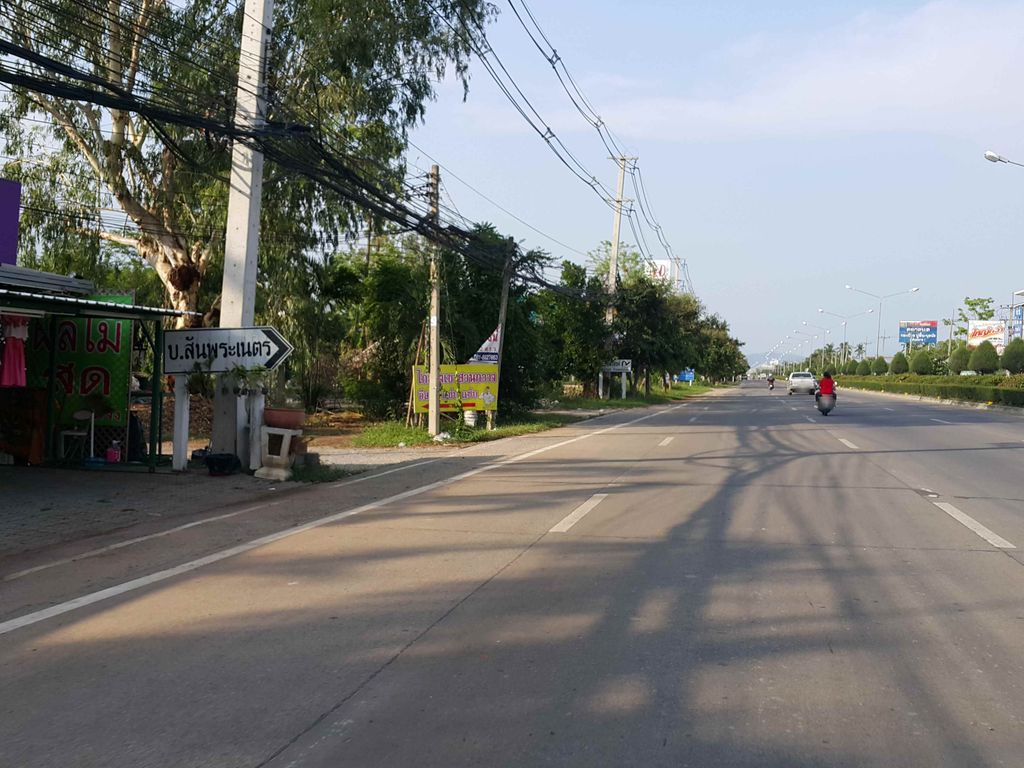 ภาพถนนตรงที่ Babybunnycafe ตั้งอยู่ ถ่ายโดย jrcarlsen พ.ศ. 2558 (2015) · A street-level view of where Babybunnycafe stands, by jrcarlsen in 2558 (2015)