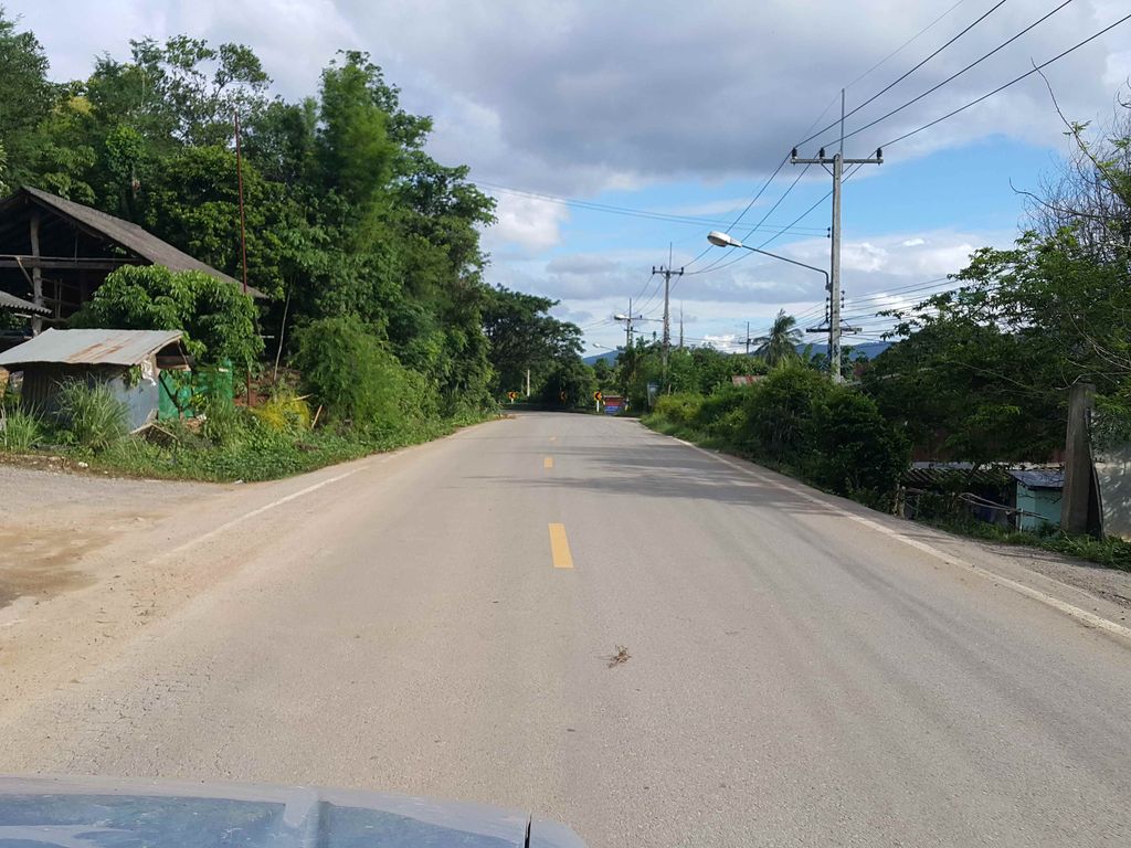 ภาพถนนตรงที่ อู่ช่างโจเซอร์วิส ตั้งอยู่ ถ่ายโดย jrcarlsen พ.ศ. 2558 (2015) · A street-level view of where อู่ช่างโจเซอร์วิส · Uchang Chosoewit stands, by jrcarlsen in 2558 (2015)