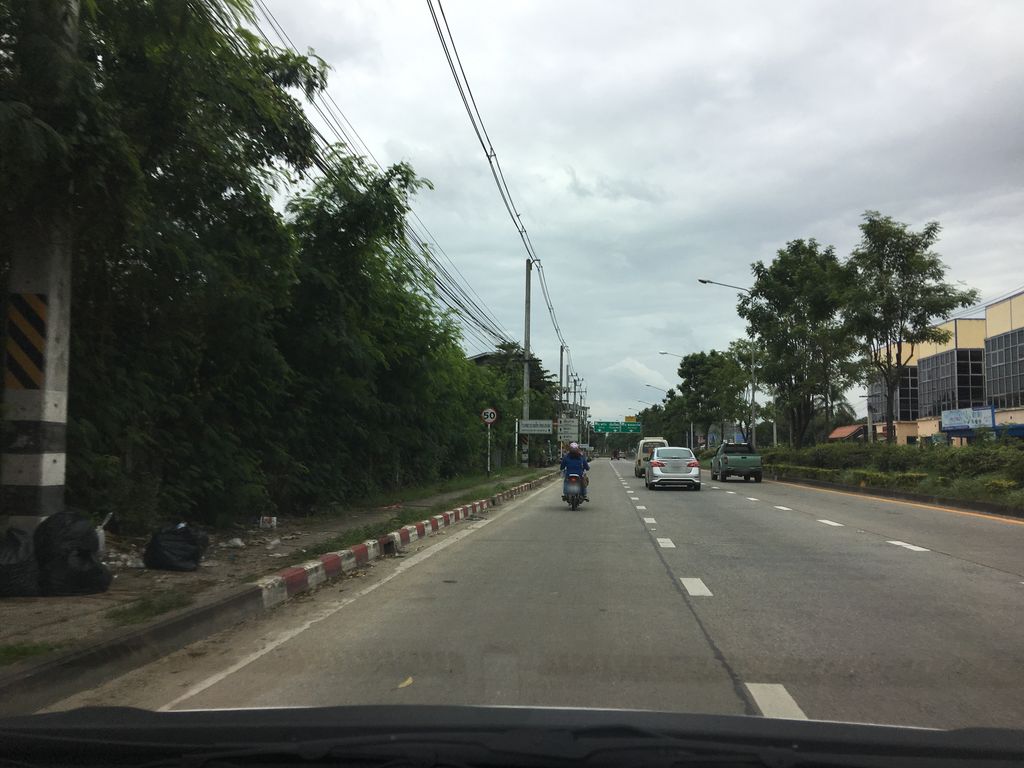 ภาพถนนตรงที่ เจ ไตรรัตนทรัพย์ ตั้งอยู่ ถ่ายโดย wapriz พ.ศ. 2561 (2018) · A street-level view of where เจ ไตรรัตนทรัพย์ · J Tai Ratna Sap stands, by wapriz in 2561 (2018)