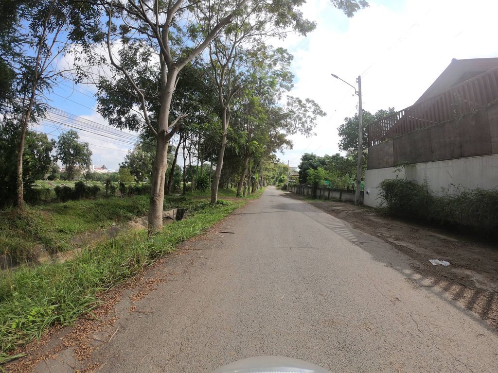 ภาพถนนตรงที่ สุสานจีนข่วงสิงห์ ตั้งอยู่ ถ่ายโดย chanuwath_grab พ.ศ. 2562 (2019) · A street-level view of where สุสานจีนข่วงสิงห์ · Susanchin Khwongsing stands, by chanuwath_grab in 2562 (2019)