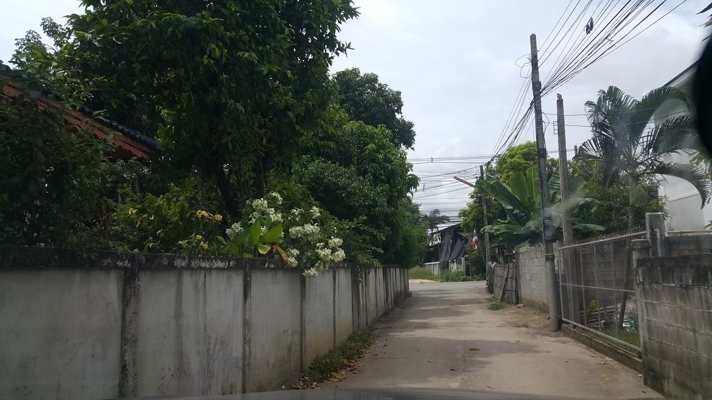 ภาพถนนตรงที่ กระเป๋าผ้าร้านนายยู รับผลิตกระเป๋าผ้าทุกชนิด ตั้งอยู่ ถ่ายโดย jrcarlsen พ.ศ. 2561 (2018) · A street-level view of where กระเป๋าผ้าร้านนายยู รับผลิตกระเป๋าผ้าทุกชนิด · Krapaopha Ran Nai Yu Rapphlit Krapaopha Thukchanit stands, by jrcarlsen in 2561 (2018)