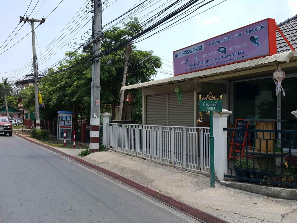 ภาพถนนตรงที่ Jesse James Bike Shop ตั้งอยู่ ถ่ายโดย jrcarlsen พ.ศ. 2558 (2015) · A street-level view of where Jesse James Bike Shop stands, by jrcarlsen in 2558 (2015)