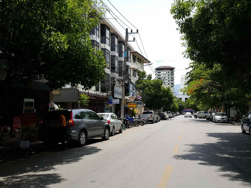 ภาพถนนตรงที่ Tom Yum Thai Cooking School ตั้งอยู่ ถ่ายโดย jrcarlsen พ.ศ. 2558 (2015) · A street-level view of where Tom Yum Thai Cooking School stands, by jrcarlsen in 2558 (2015)
