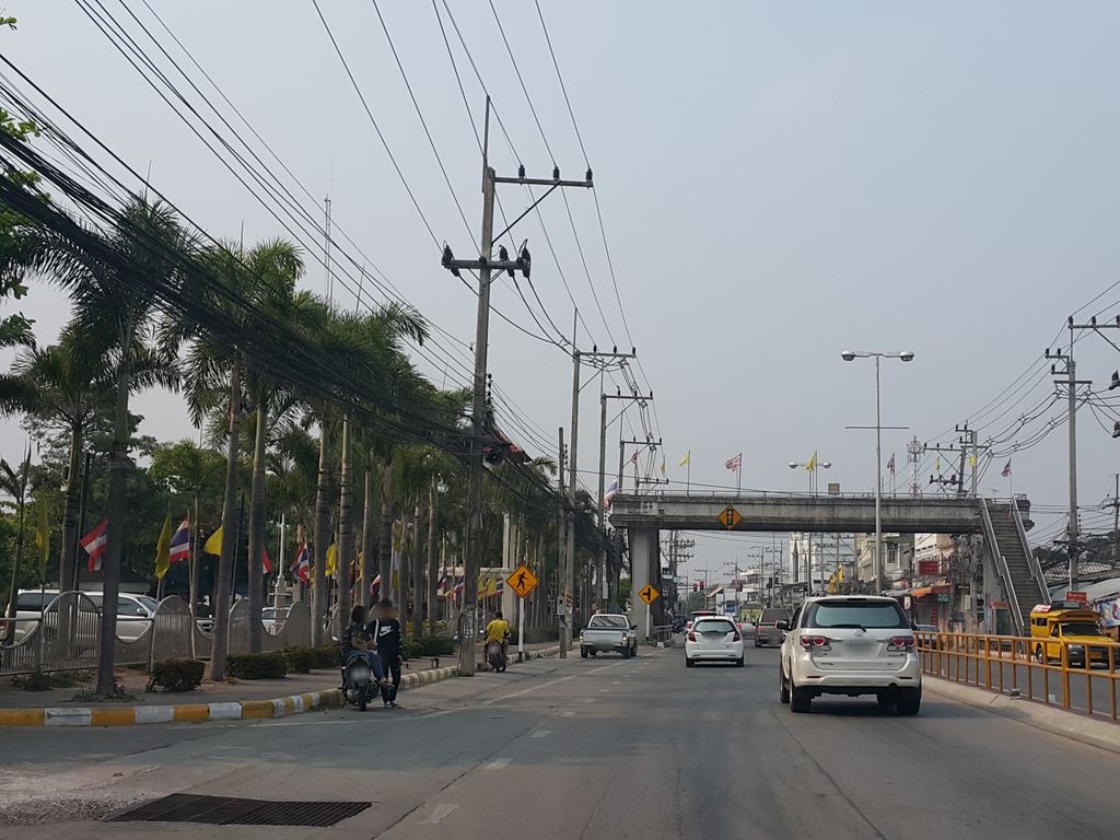 ภาพถนนตรงที่ Maerim Elephant Home - ปางช้างแม่ริม ตั้งอยู่ ถ่ายโดย jrcarlsen พ.ศ. 2559 (2016) · A street-level view of where Maerim Elephant Home - ปางช้างแม่ริม stands, by jrcarlsen in 2559 (2016)